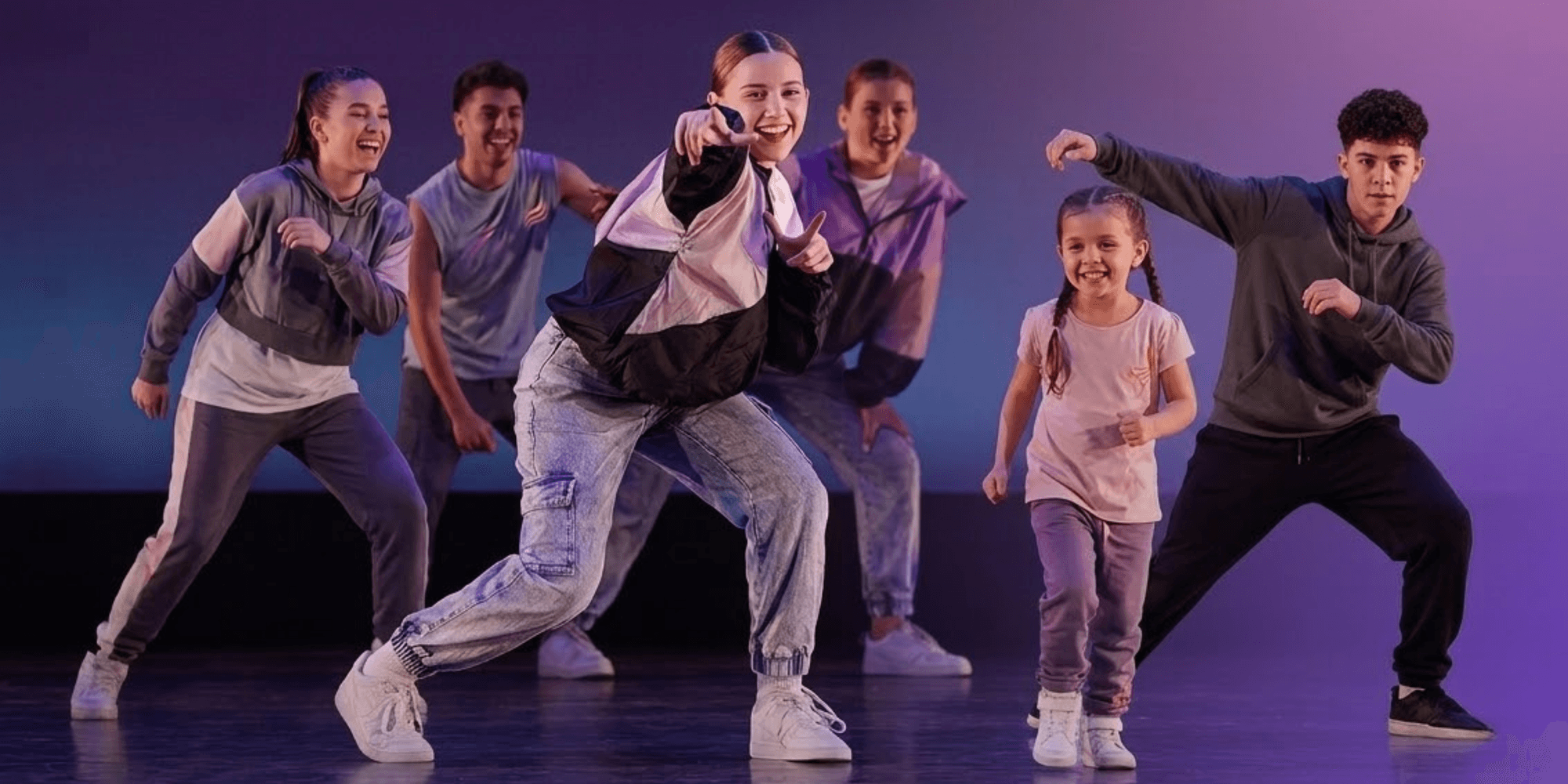 Grupo de bailarines de todas las edades en escenario